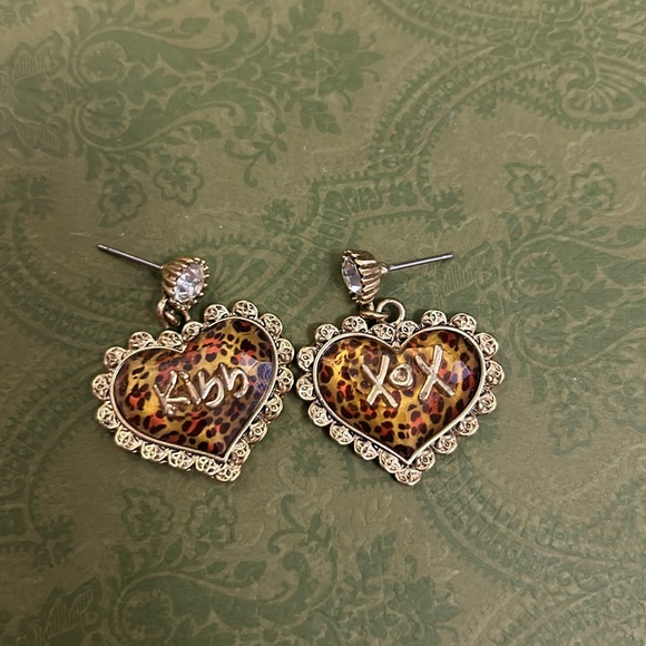 BETSEY JOHNSON Pink Leopard Heart Drop Earrings - Picture 1 of 3